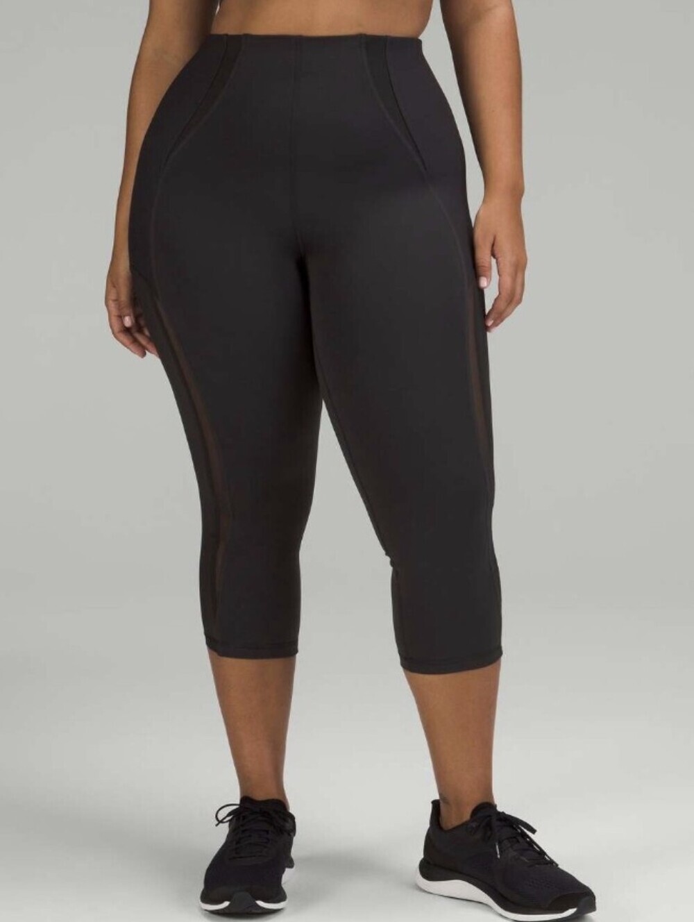 Lululemon Everlux and Mesh Super-High-Rise Training Crop 21". Black. Size 8.